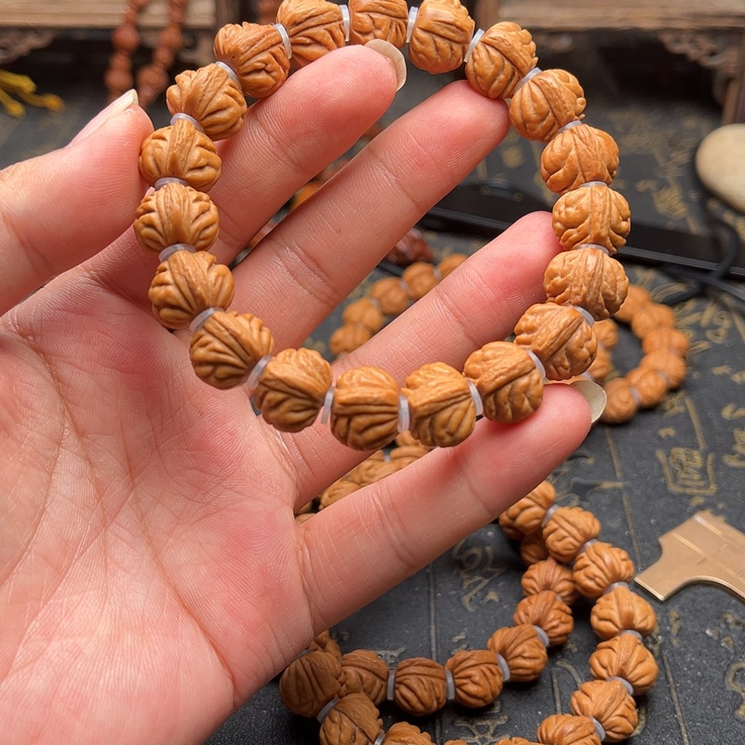 吊坠桃核小金豆手串