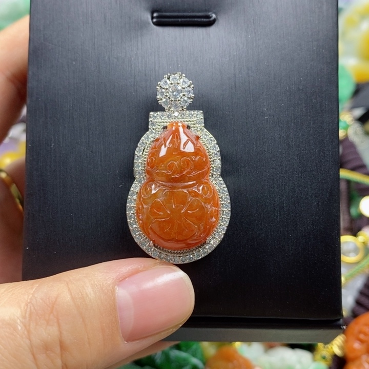 翡翠吊坠(赠链)未镶嵌