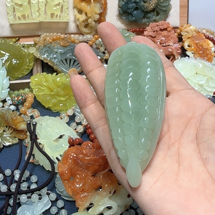 未镶嵌蛇纹石玉吊坠