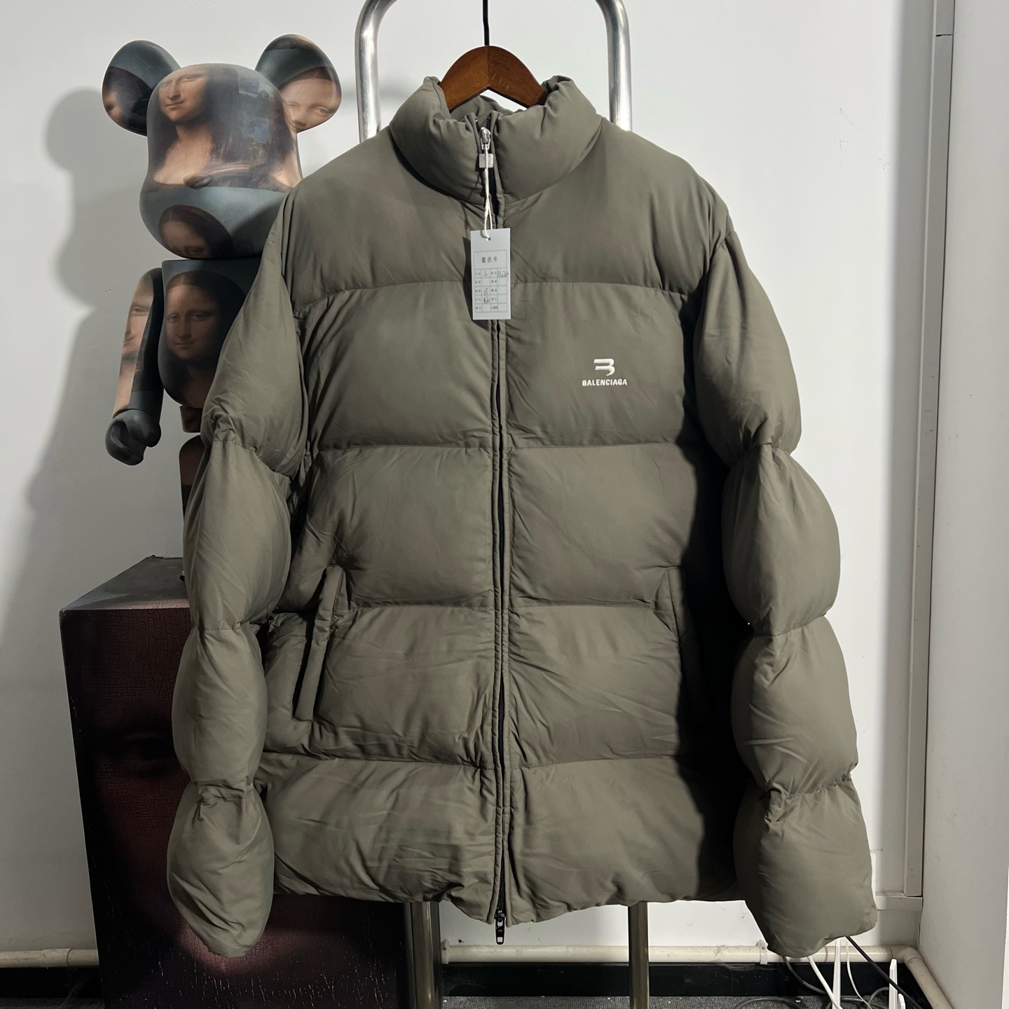 99新 Balenciaga/巴黎世家 双勾刺绣羽绒服AA0704尺码：S衣长80