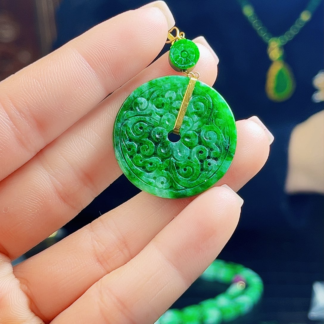 颈饰18K金镶嵌翡翠多样性