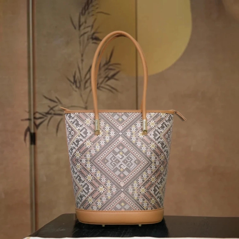 谭湘光 | 广西非遗壮锦水桶包复古风单肩包羽绘桶包百搭休闲时尚