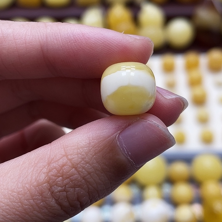 琥珀未镶嵌裸石12*11.3mm瑕