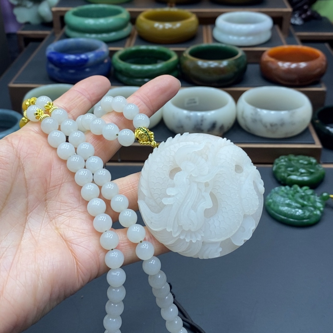 似***空石英质玉未镶嵌颈饰