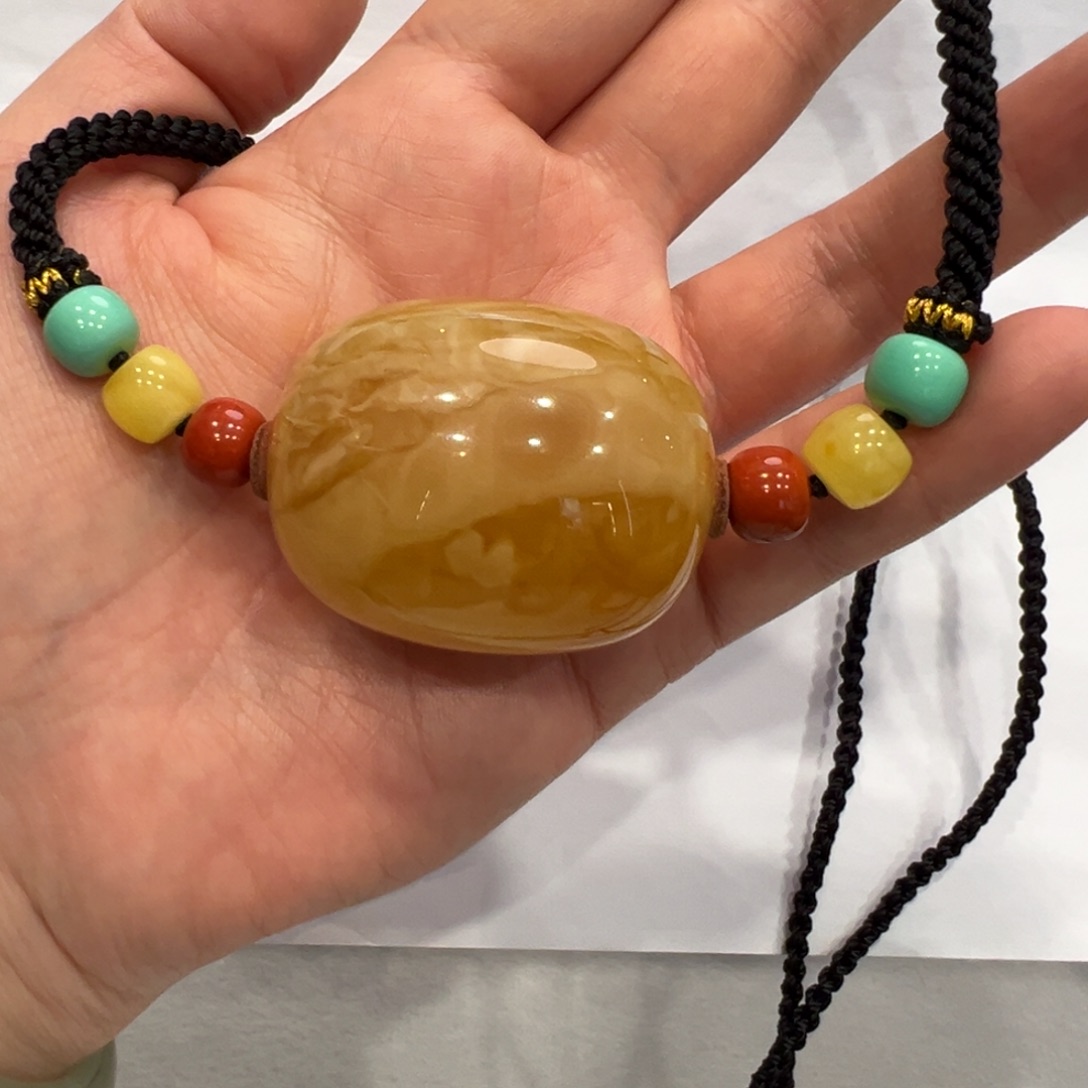 琥珀颈饰未镶嵌淸*