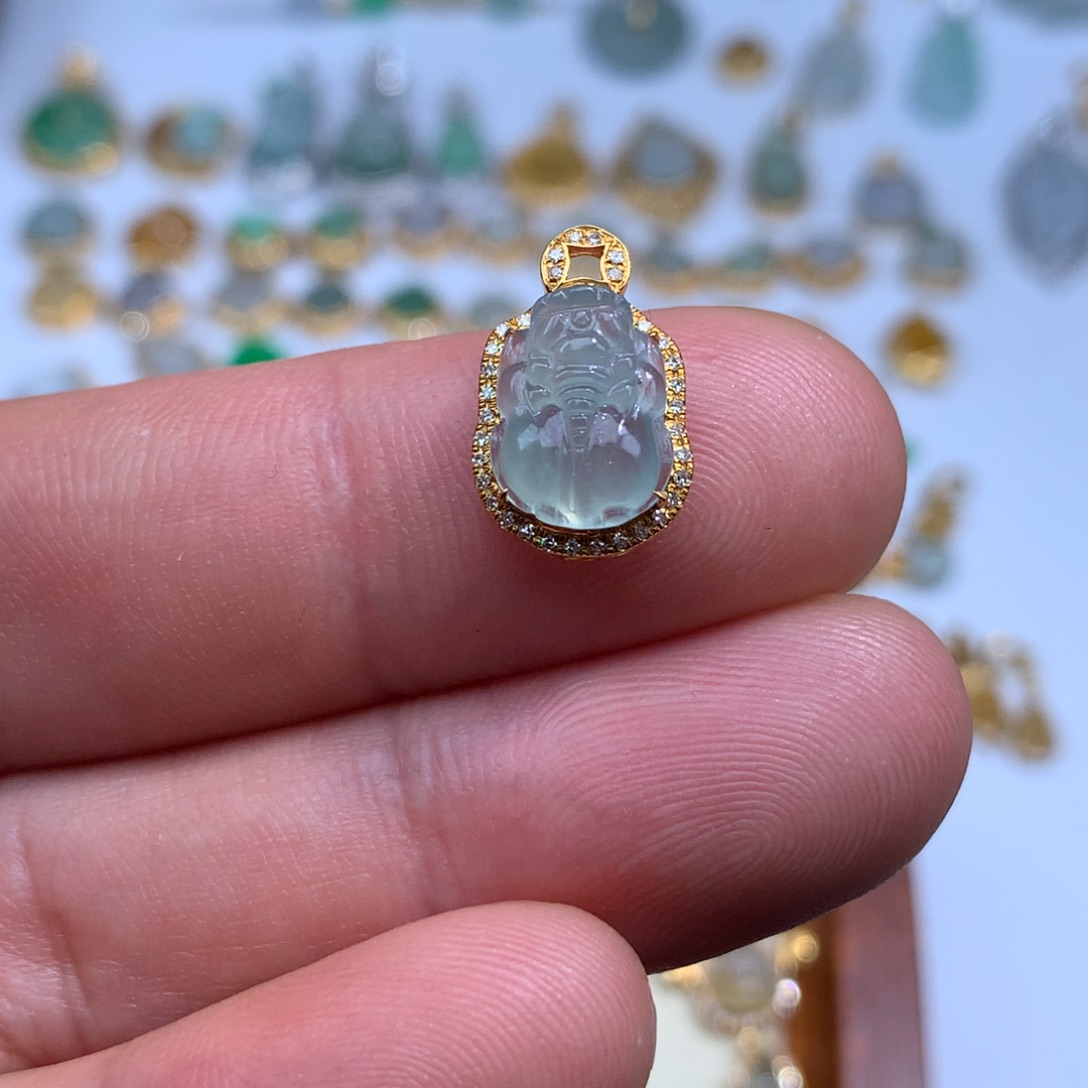 翡翠18K金镶嵌颈饰貔貅