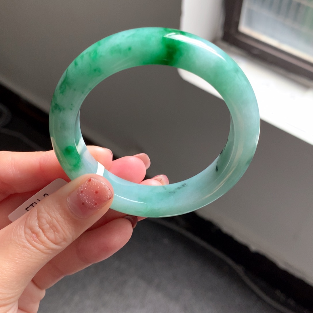 翡翠手镯未镶嵌辣阳绿色花