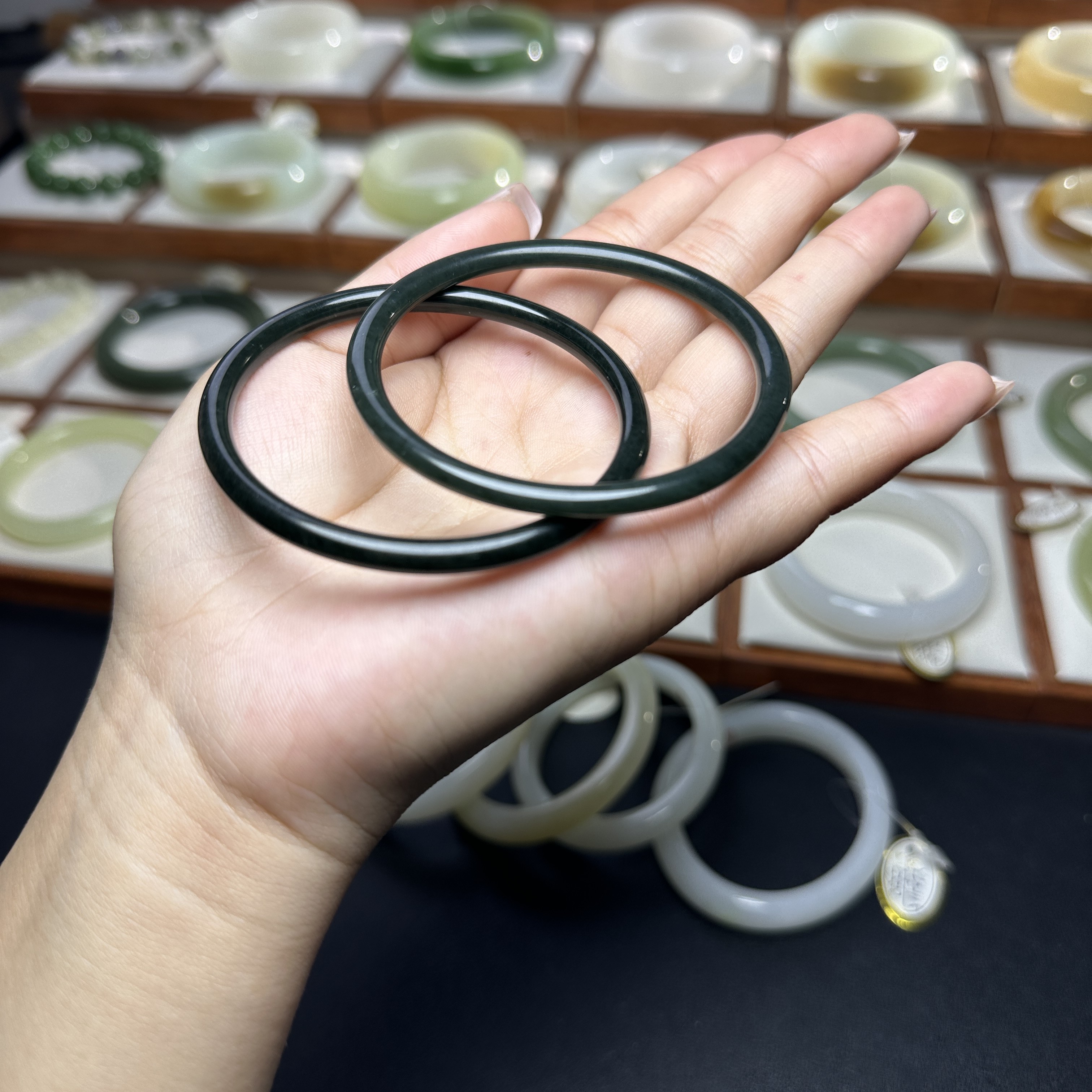 和田玉青玉叮当美人条一对（53-60圈）。