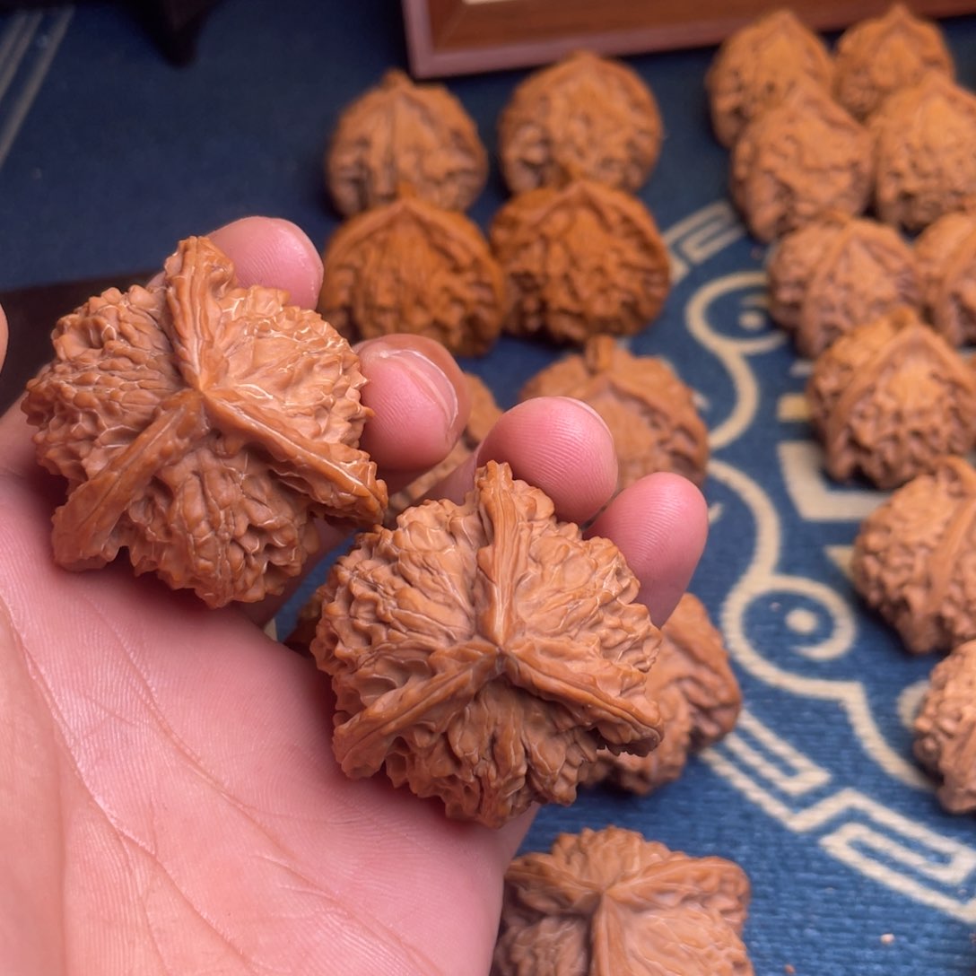 文玩核桃把件绒****绒盘山