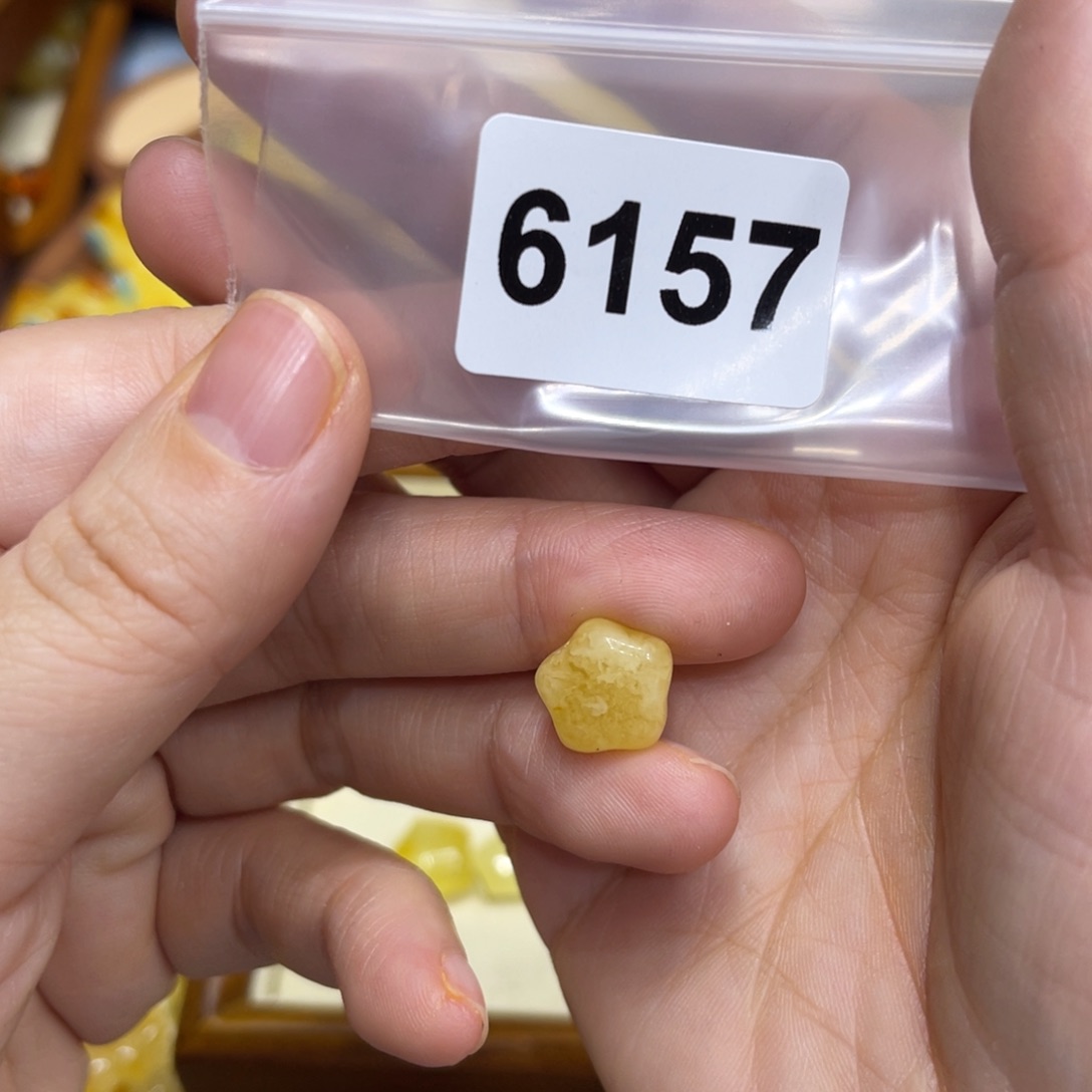 琥珀珠宝奇石未镶嵌?**宝