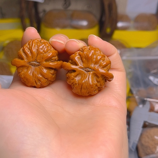 文玩核桃吊坠白狮子