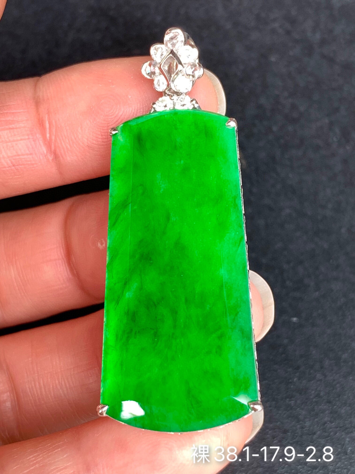 满绿无事牌翡翠吊坠 颜色阳 种水一流 镶嵌精致