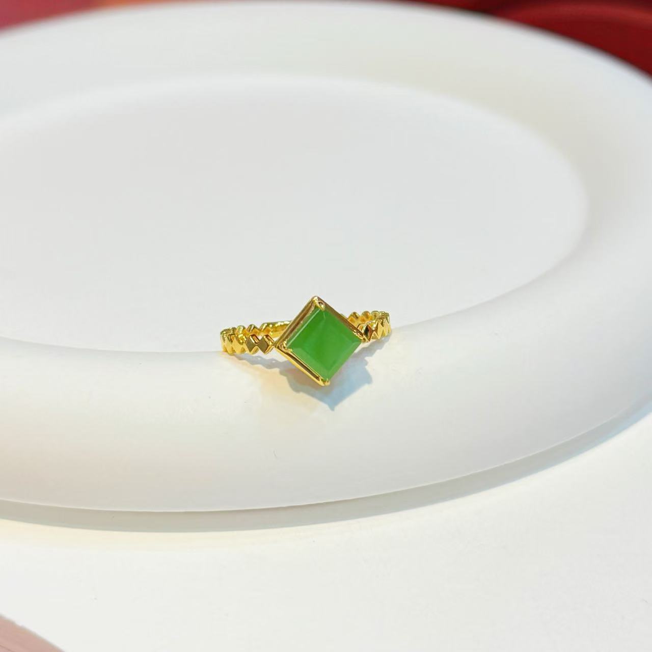 18K金镶嵌6mm和田玉苹果绿棱形方戒HNZ7995