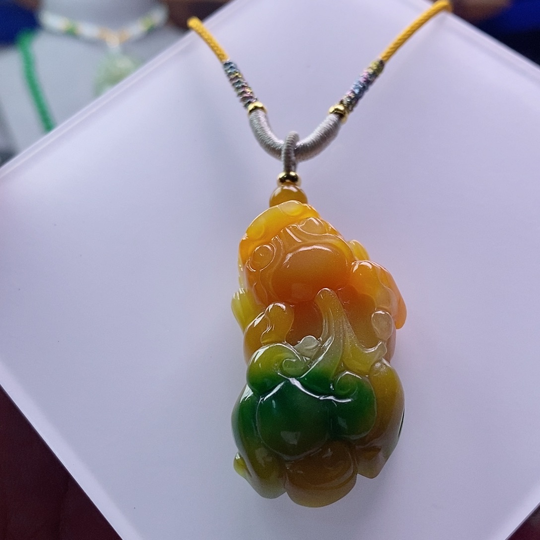 翡翠未镶嵌吊坠(赠链)