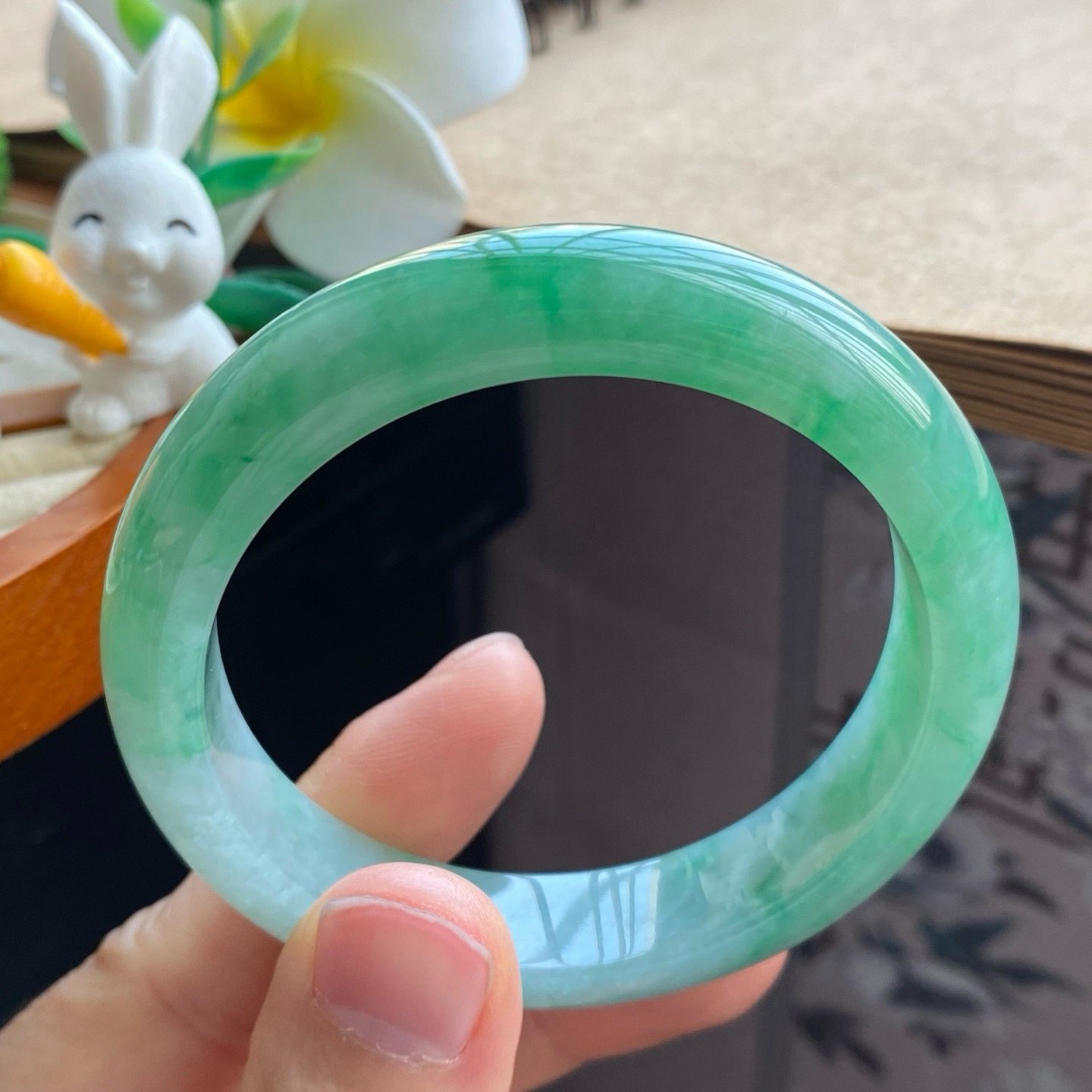 04.01批翠绿飘花镯2556号54-12.3-8 翠绿飘花藏玉间！天然翡翠