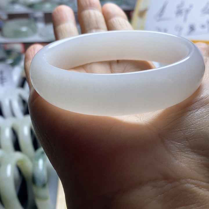 未镶嵌手镯石英岩玉