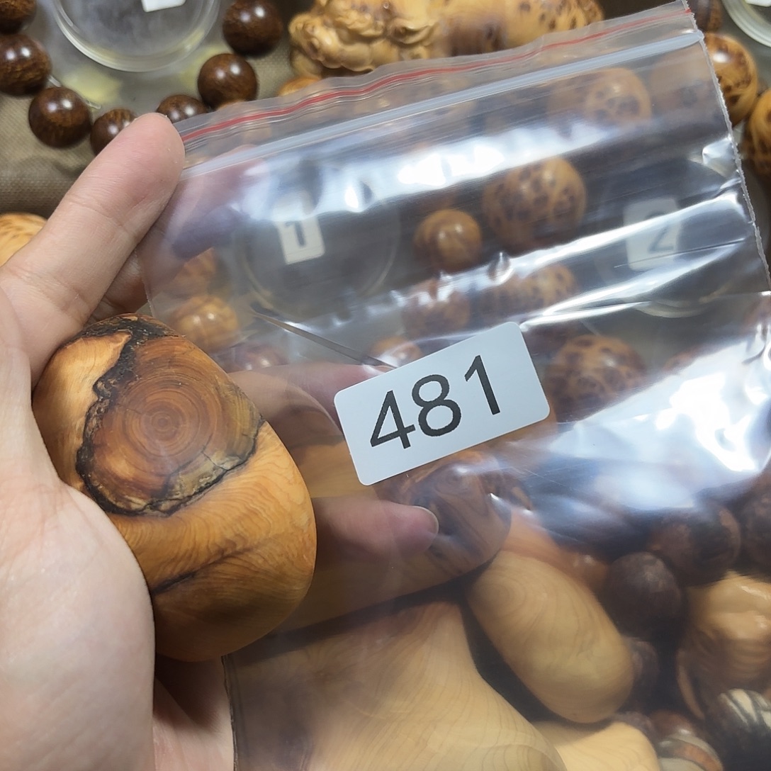 食***兔柏木（崖柏）瑕疵碳化崖柏手把件—481
