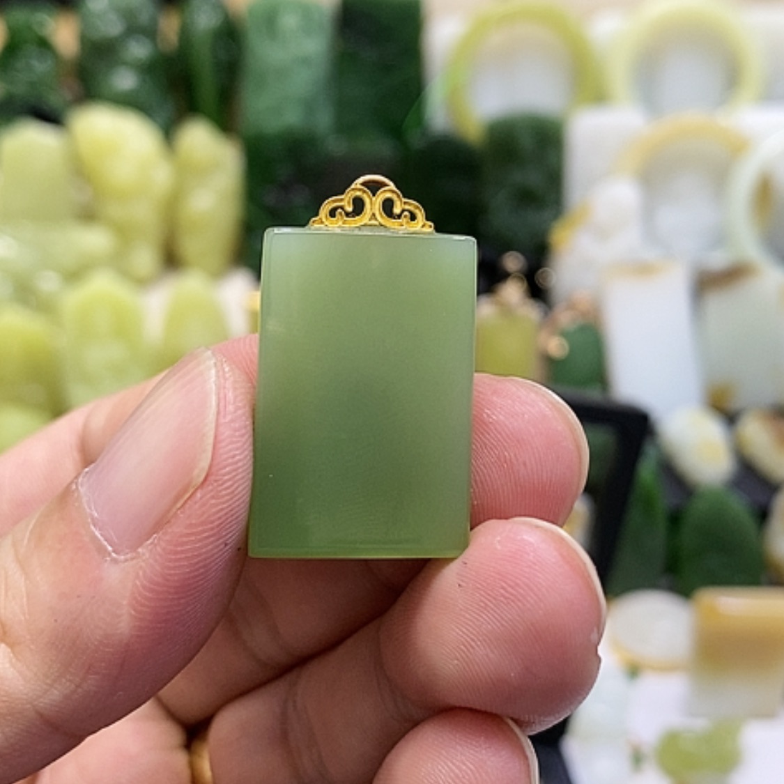 【闪购商品】颈饰18K金镶嵌和田玉