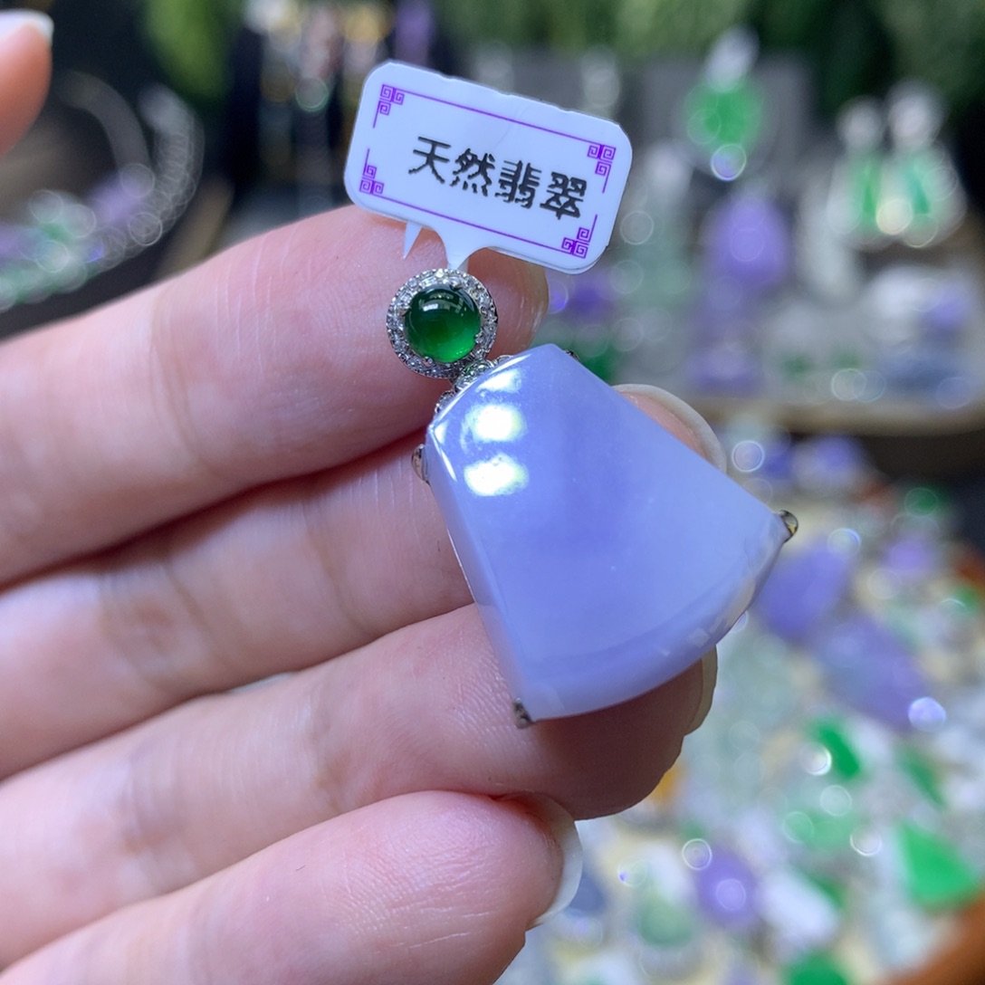 颈饰18K金镶嵌翡翠