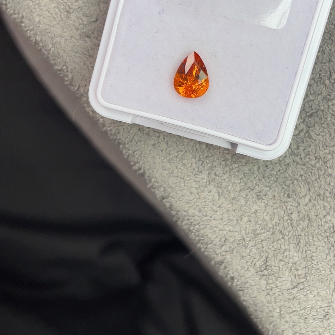石榴石（芬达石）裸石未镶嵌1.87Ct。