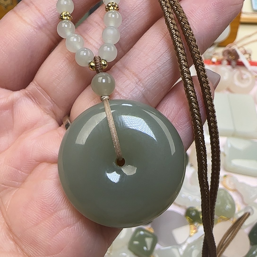 阳***光和田玉未镶嵌颈饰