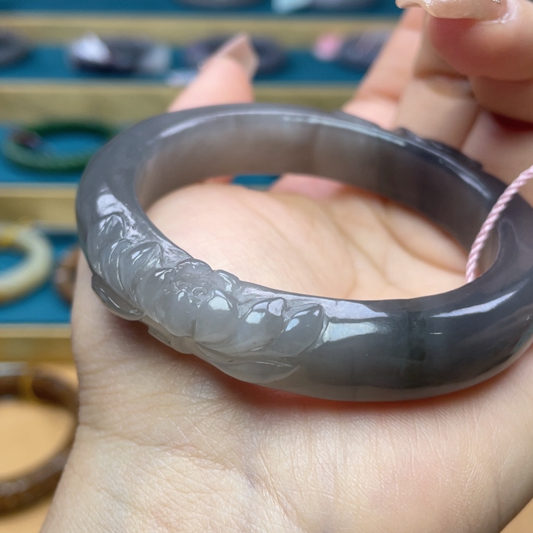 和田玉手镯57圈口。编号22未镶嵌