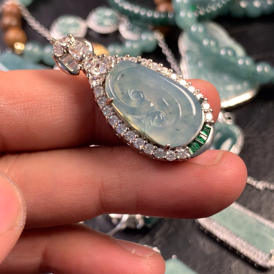 翡翠未镶嵌颈饰如意