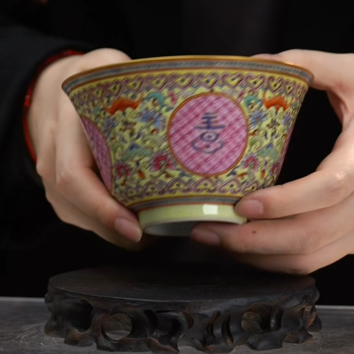 柠檬黄釉地粉彩开窗吉祥如意纹杯