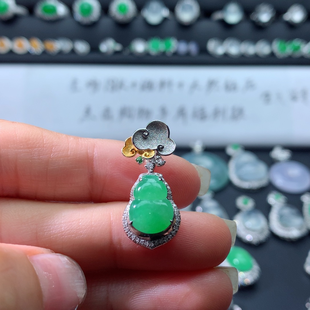 颈饰18K金镶嵌翡翠