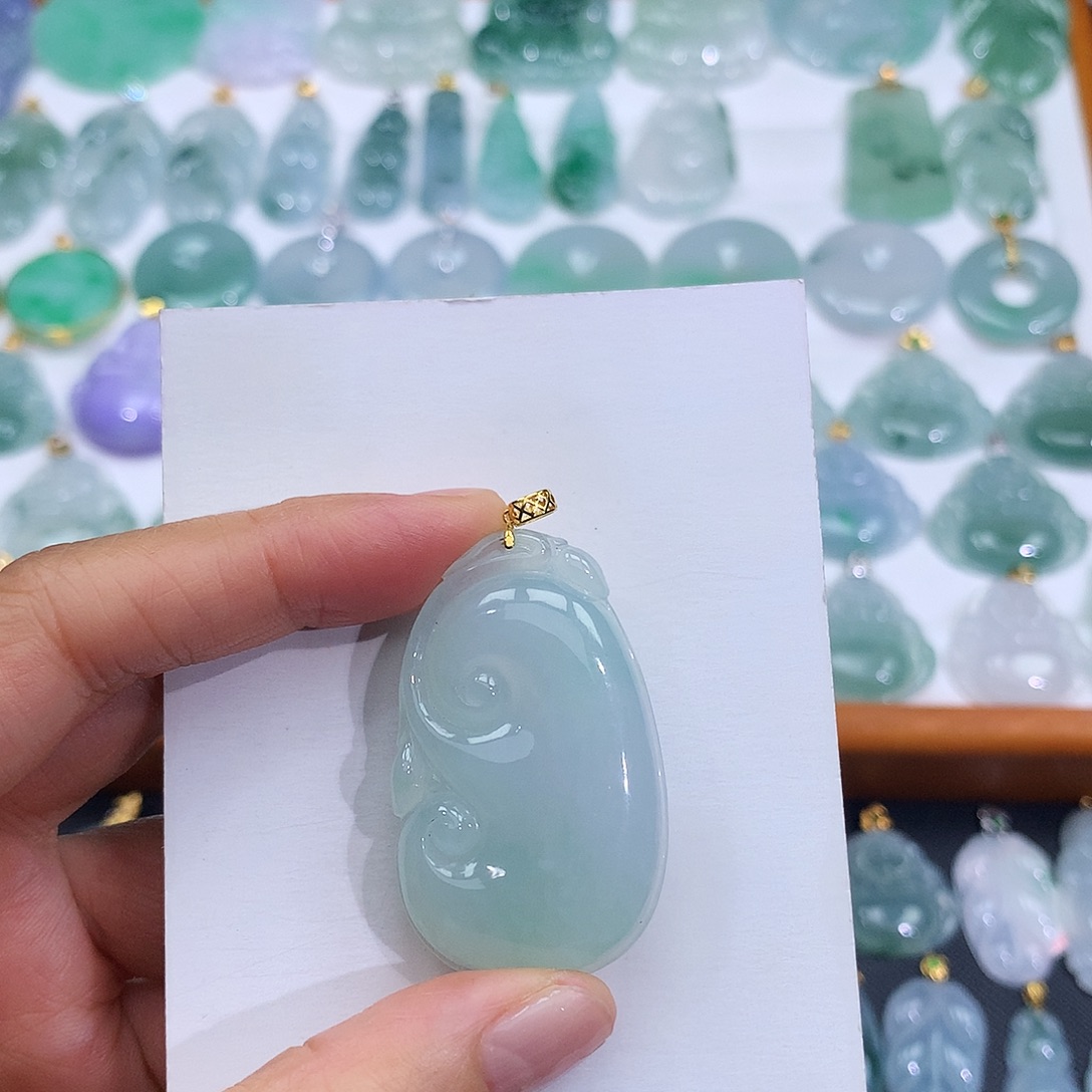 翡翠18K金镶嵌颈饰翡翠吊坠