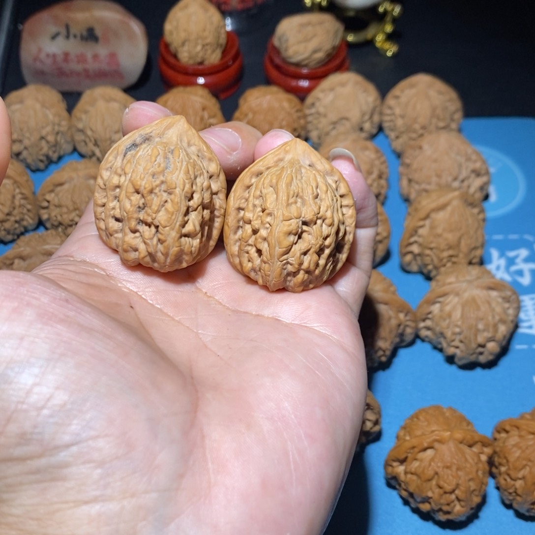 桃核吊坠好**见34尺赤龙鸡心