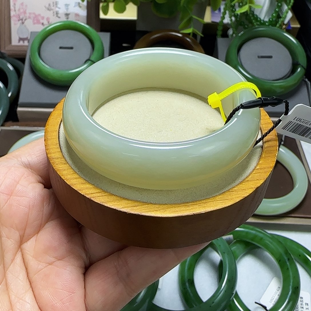 未镶嵌手镯和田玉且末青白玉