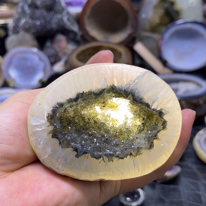 水晶珠宝半成品未镶嵌绿晶洞