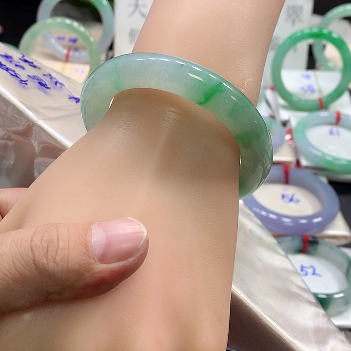 翡翠手镯未镶嵌翡翠