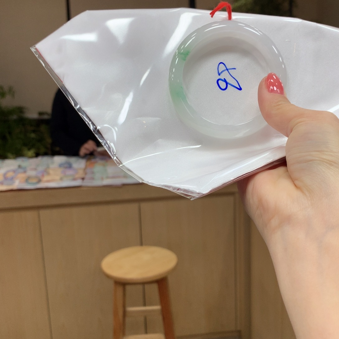 翡翠手镯未镶嵌不退不换