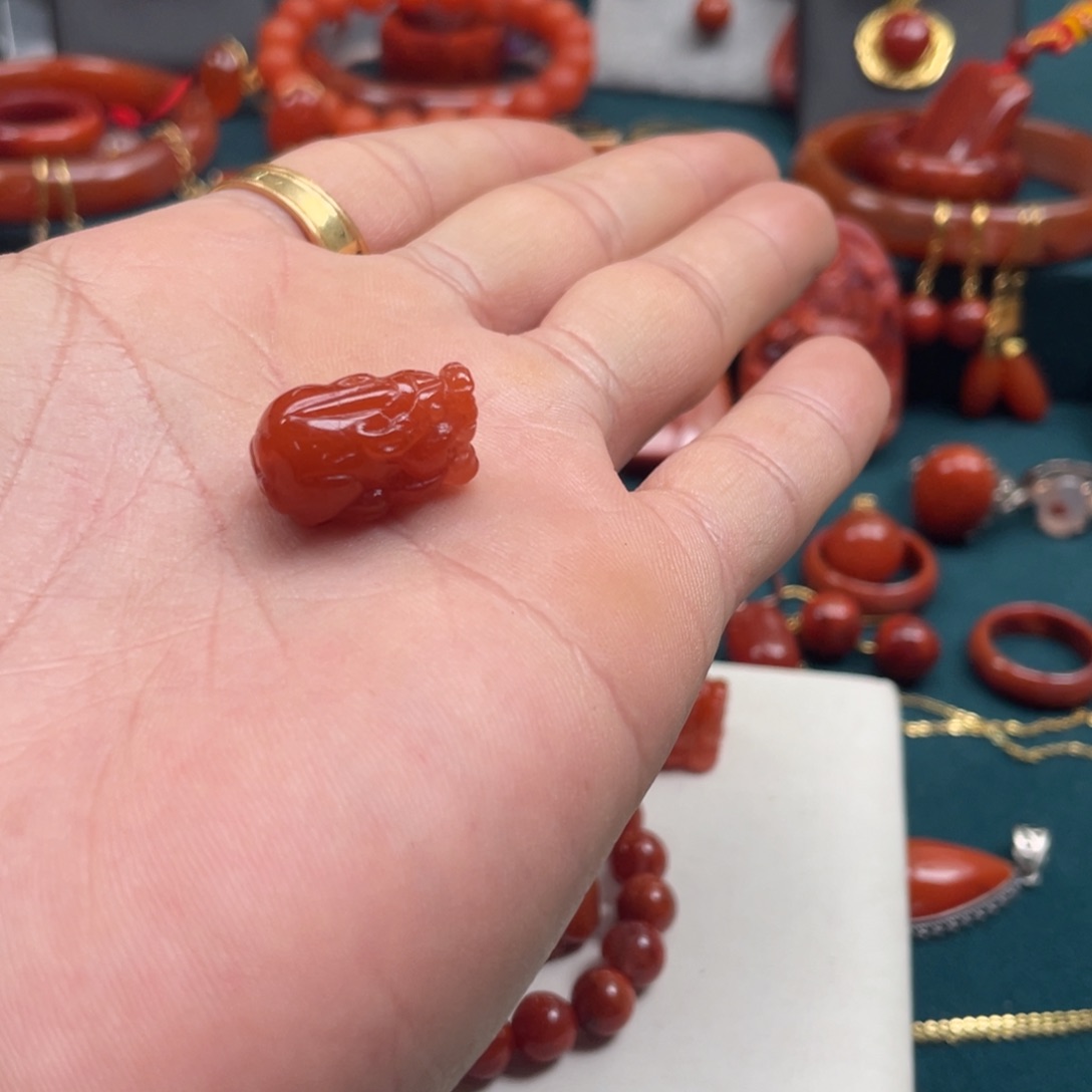 南红玛瑙冰红南红貔貅未镶嵌一****?