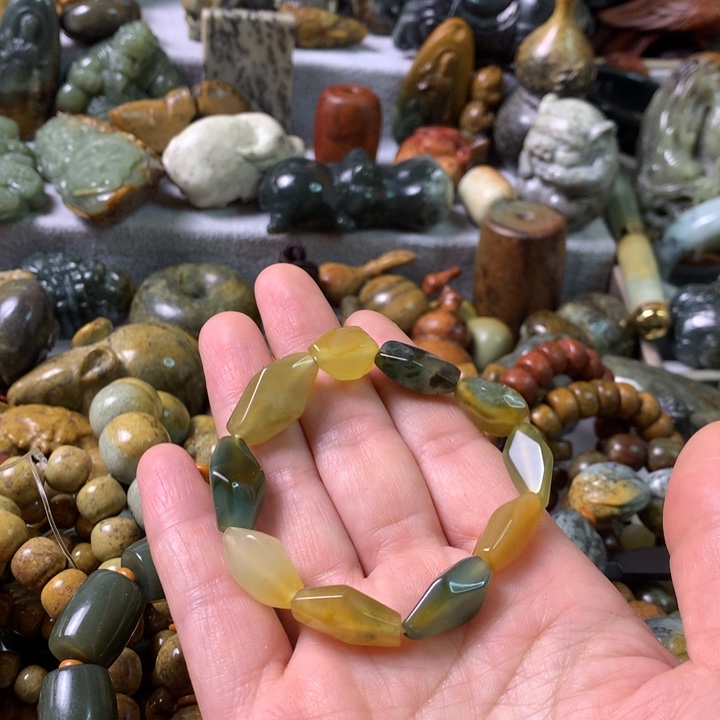 未镶嵌岫岩河磨玉（透闪石质玉）把件