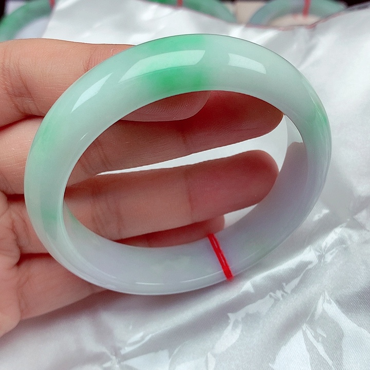 翡翠未镶嵌手镯60～61白底青飘绿轮胎手镯