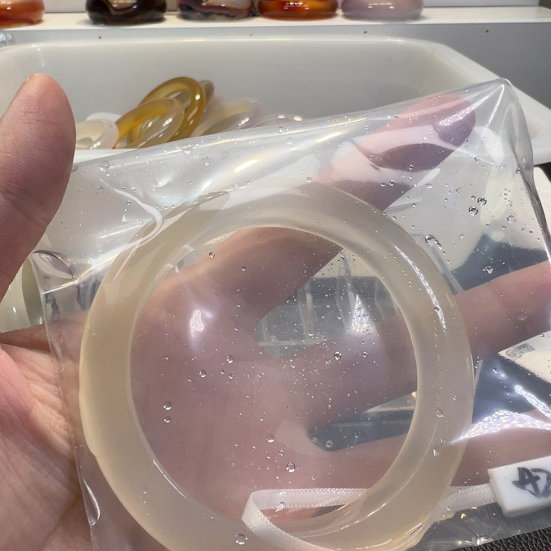 红****玛瑙/玉髓未镶嵌手镯