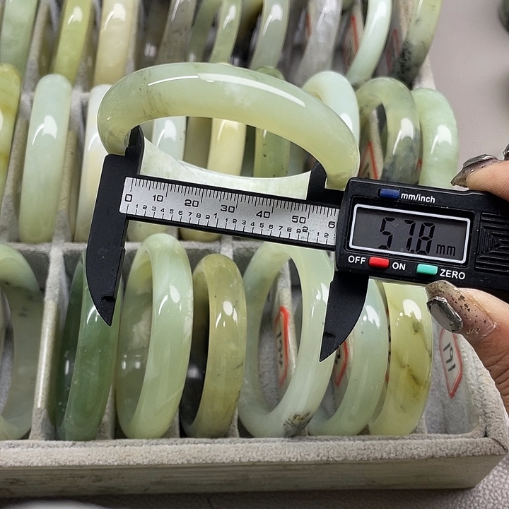 蛇纹石玉未镶嵌手镯191