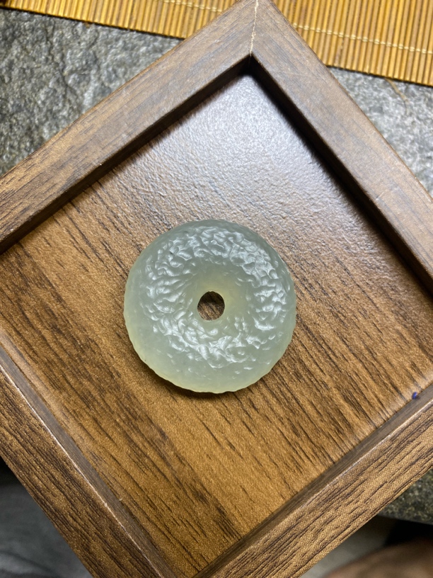 纯天然岫玉纯手工锤纹雕刻挂件
