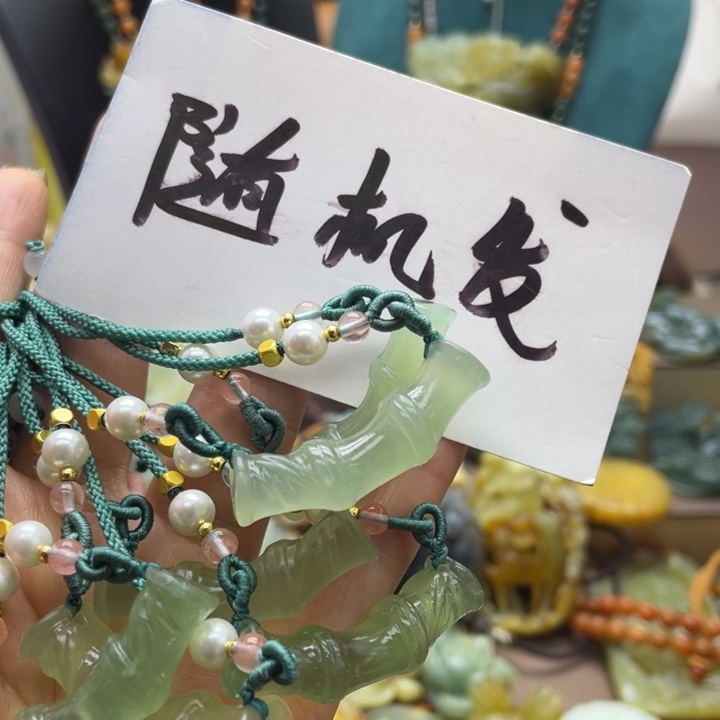 蛇纹石玉未镶嵌颈饰
