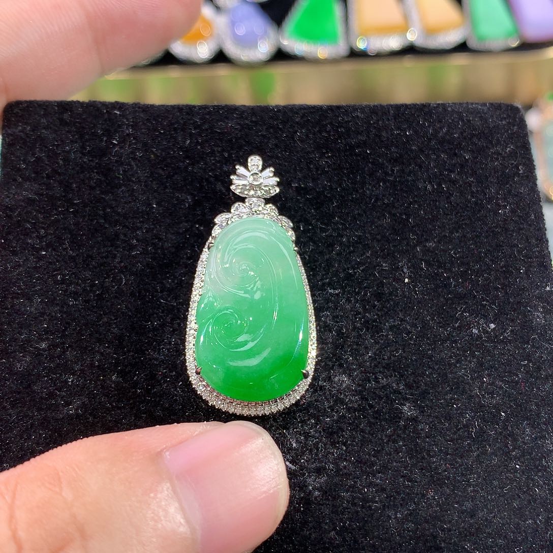 翡翠18K金镶嵌颈饰