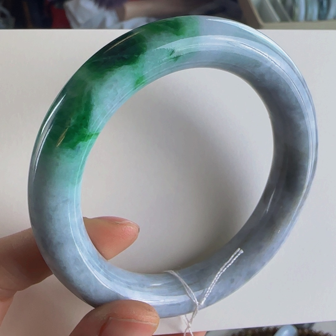 翡翠手镯未镶嵌小*壳