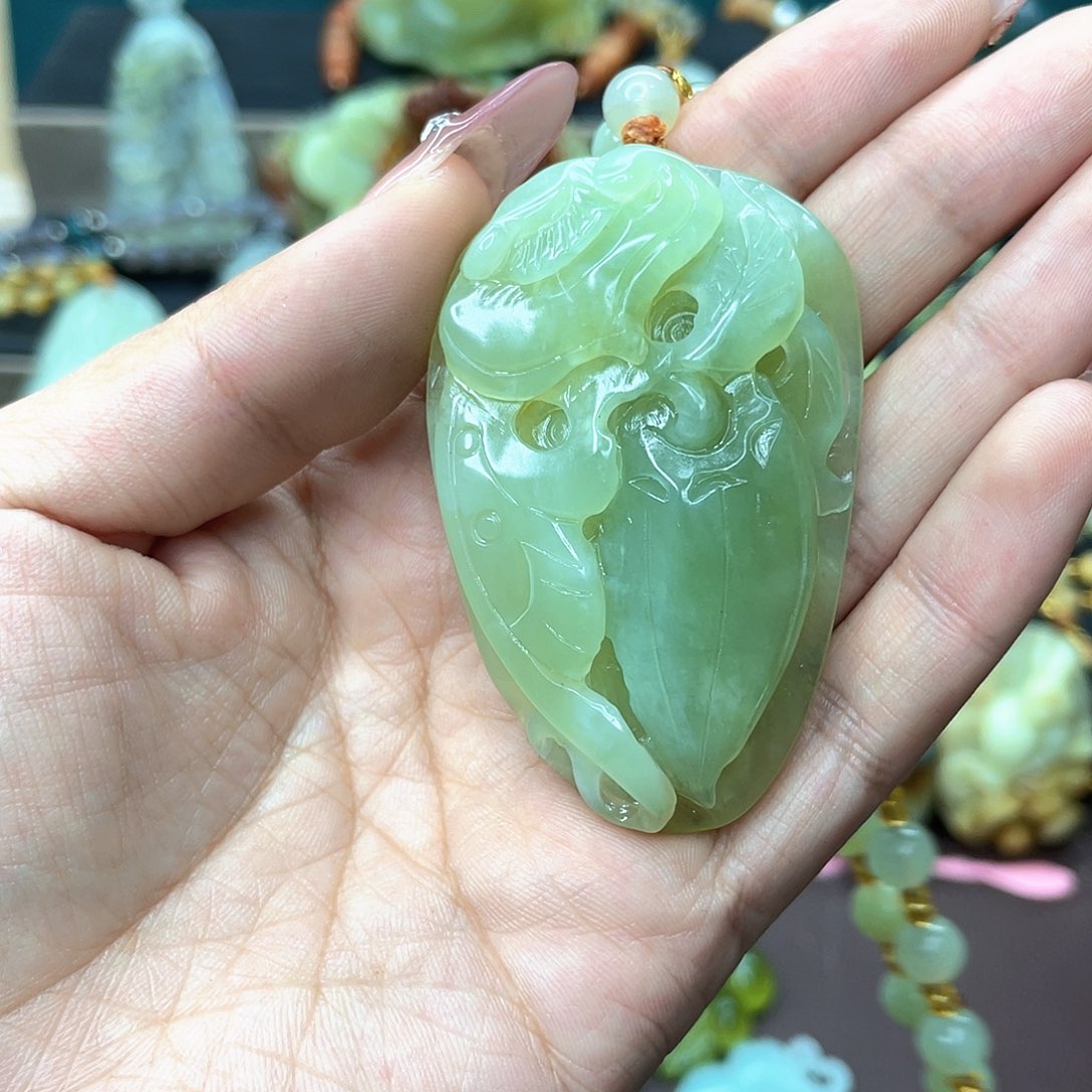 蛇纹石玉挂件未镶嵌