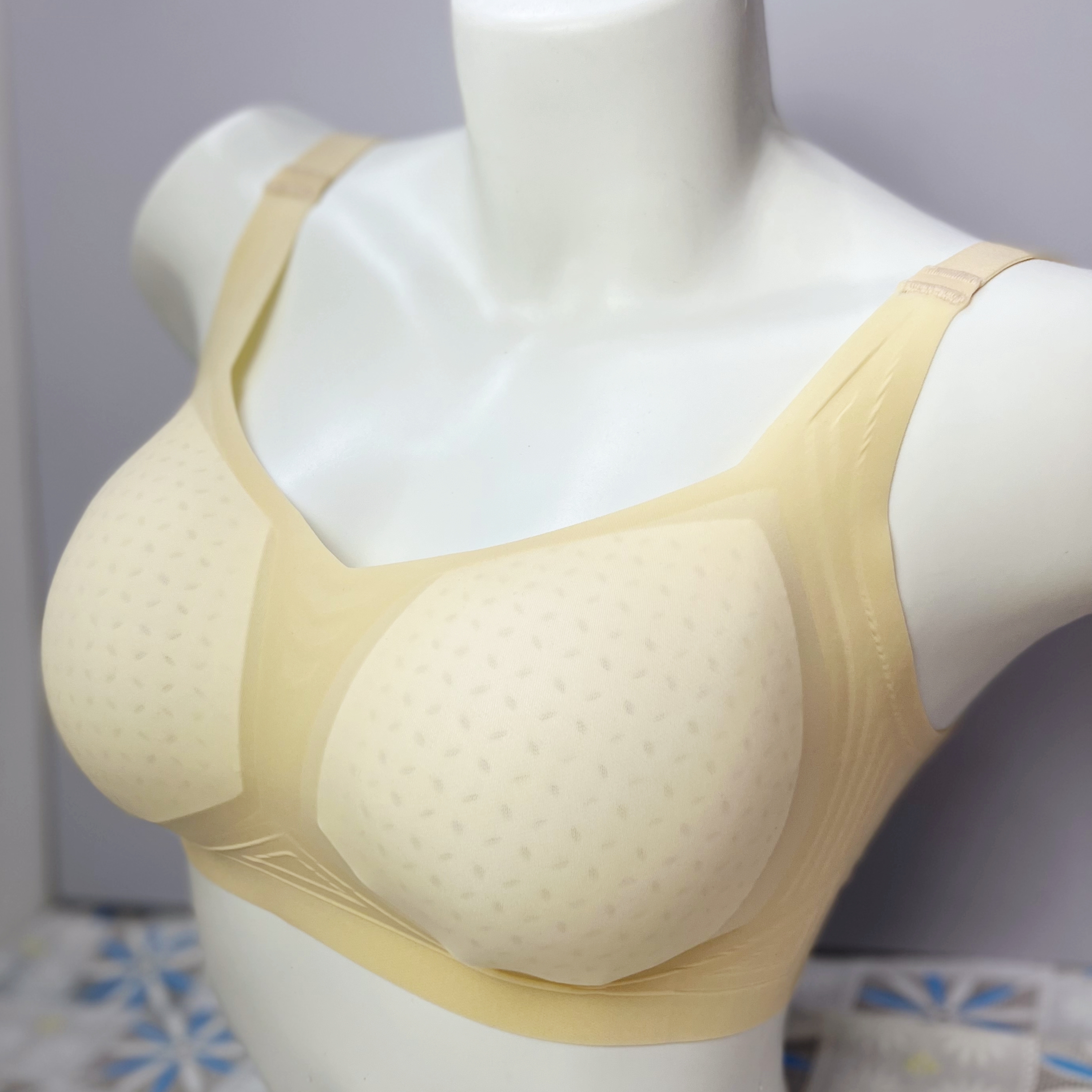 大胸显小无痕无钢圈透气乳胶文胸
