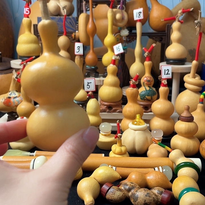 情****深葫芦丝老师在讲英语听力时