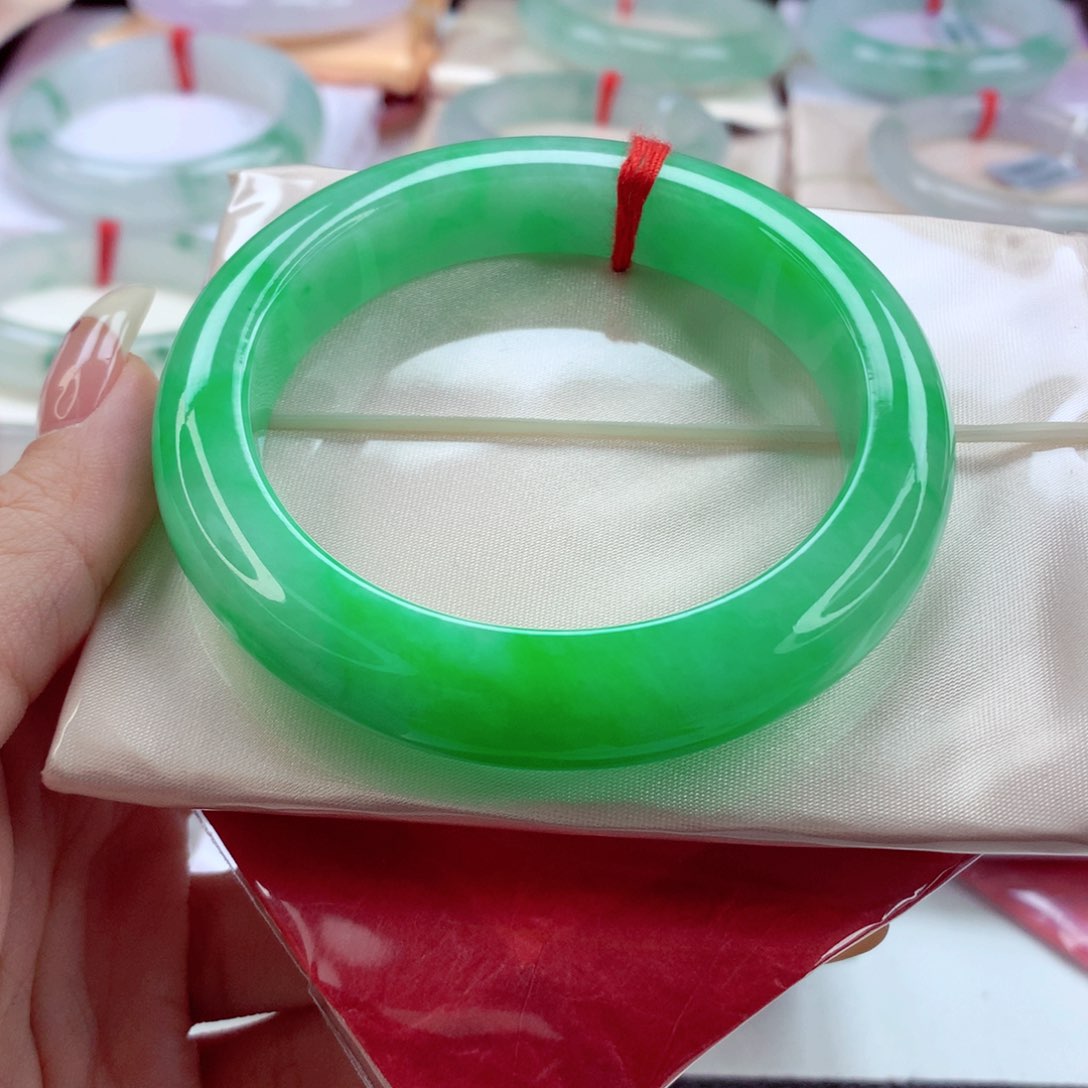 翡翠手镯未镶嵌精***55.2 满绿毕业 灵