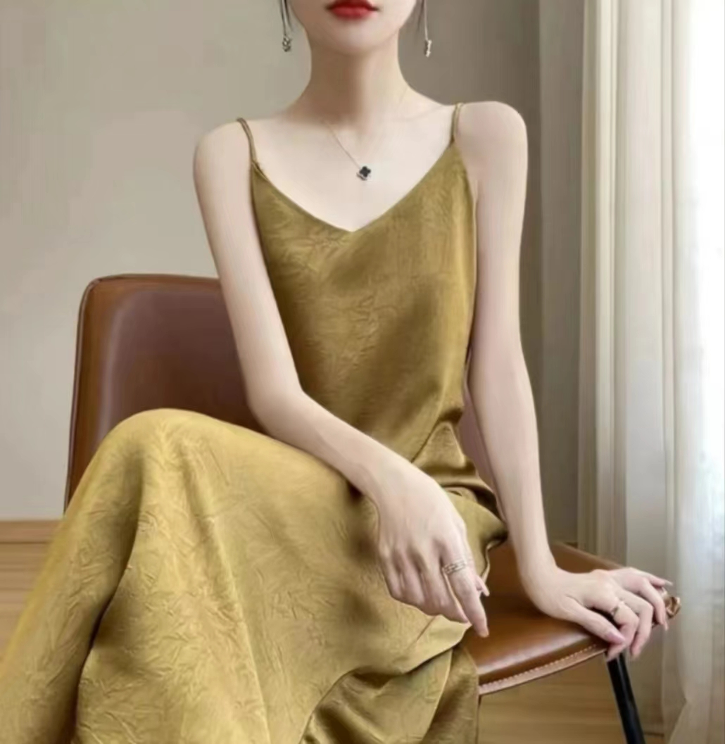 超好看轻奢高级感醋酸吊带连衣裙女2025新款爆款褶皱缎面长裙女