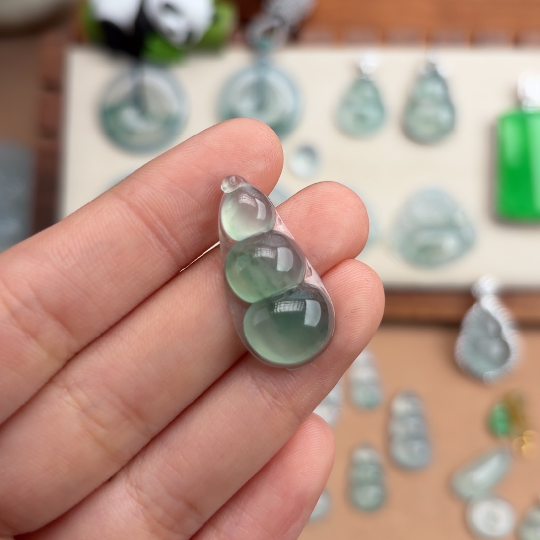 钰***～翡翠未镶嵌颈饰冰飘花福豆